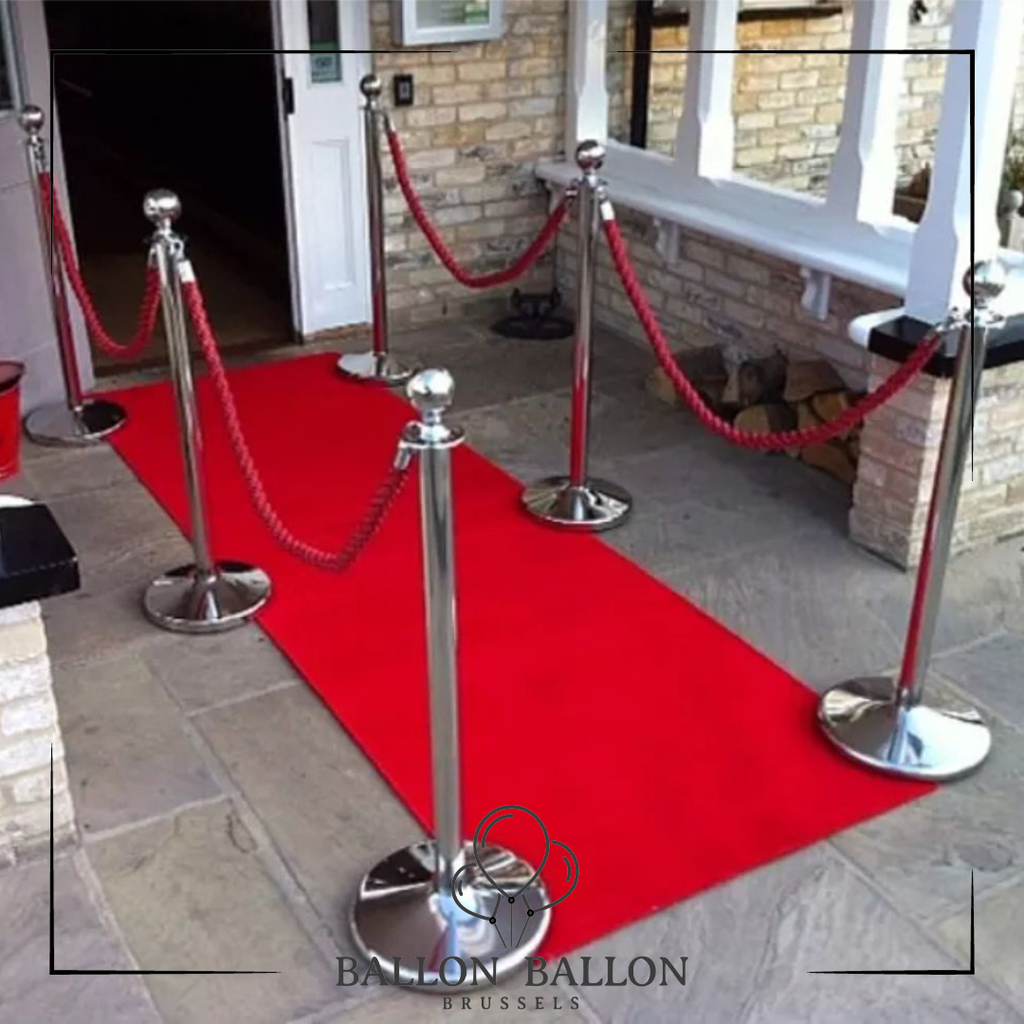 Rode loper versierd met zes ontvangstpalen en verfraaid met rode touwen.